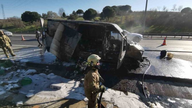 Hadımköy Tem Otoyolu’nda Alev Topuna Dönen Panelvan Kamerada