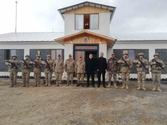 Vali Akbıyık Ve Jandarma Genel Komutanı Orgeneral Çetin İftarını Mehmetçikle Açtı