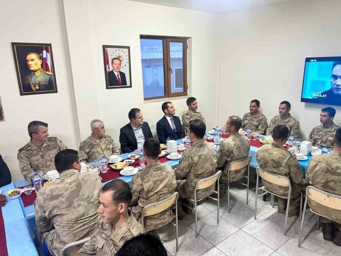 Vali Akbıyık Ve Jandarma Genel Komutanı Orgeneral Çetin İftarını Mehmetçikle Açtı
