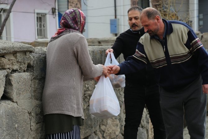 İ̇htiyaç Sahibi Vatandaşlara İftar Yemeği Dağıtılıyor