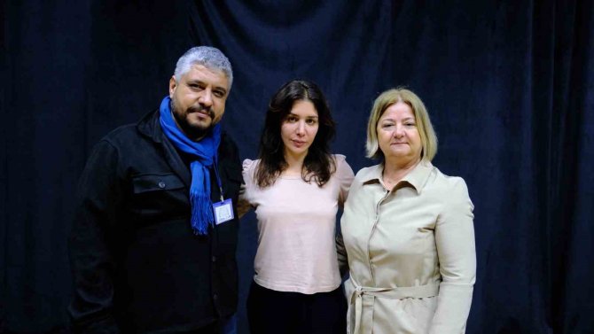 Kadın Oyunları Festivali’nde Oyuncu Algı Eke Büyüledi