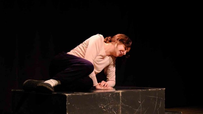 Kadın Oyunları Festivali’nde Oyuncu Algı Eke Büyüledi