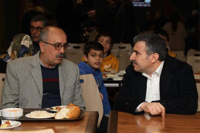 Vali Atay, İftarını Depremzedelerle Yaptı