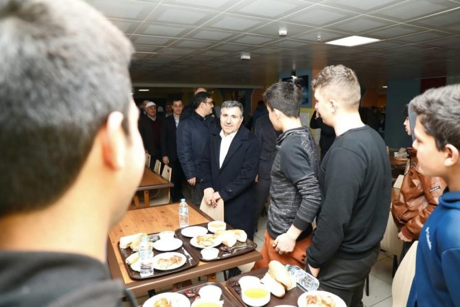Vali Atay, İftarını Depremzedelerle Yaptı