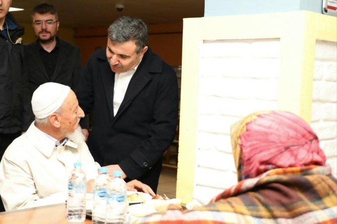 Vali Atay, İftarını Depremzedelerle Yaptı