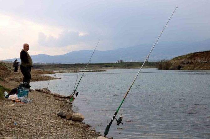 Depremin Psikolojik Etkisinden Balık Tutarak Uzaklaşmaya Çalıştılar