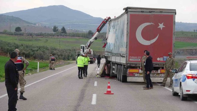 Kilis’te Tır Park Halindeki Tıra Çarptı: 3 Yaralı