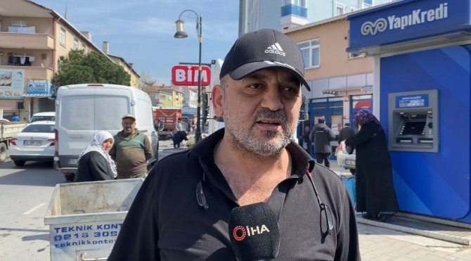Maltepe’de Kontrolden Çıkan Otomobil Kaldırımdaki Seyyar Satıcıyı Altına Aldı