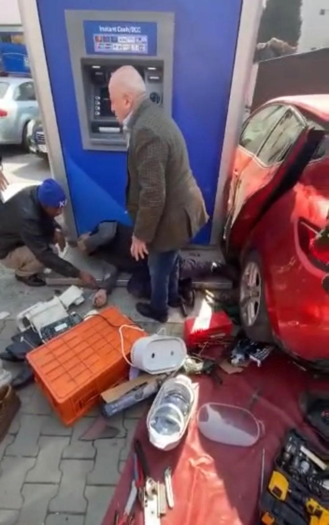 Maltepe’de Kontrolden Çıkan Otomobil Kaldırımdaki Seyyar Satıcıyı Altına Aldı