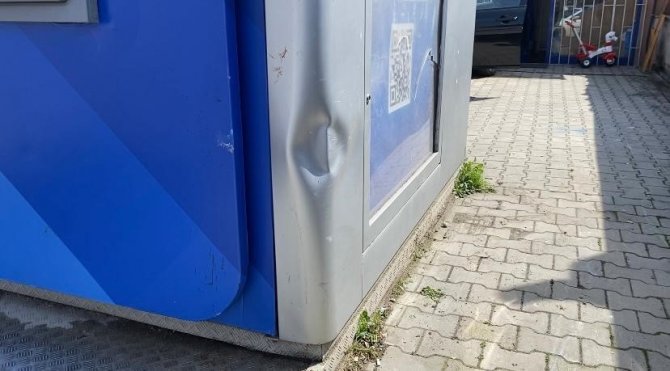 Maltepe’de Kontrolden Çıkan Otomobil Kaldırımdaki Seyyar Satıcıyı Altına Aldı