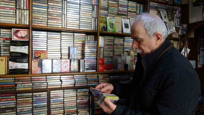 Geçmişin İzlerini Taşıyan Kasetler Yurt Dışından Alıcı Buluyor