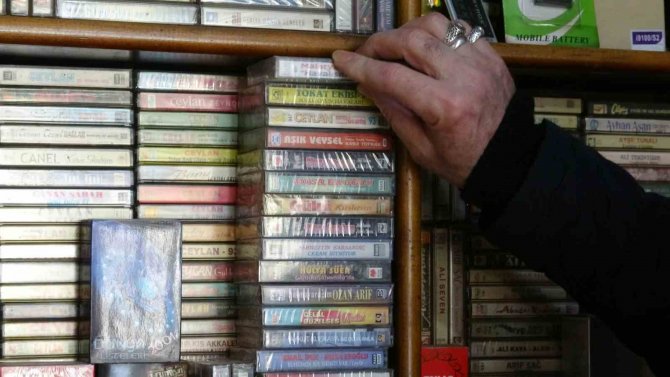 Geçmişin İzlerini Taşıyan Kasetler Yurt Dışından Alıcı Buluyor