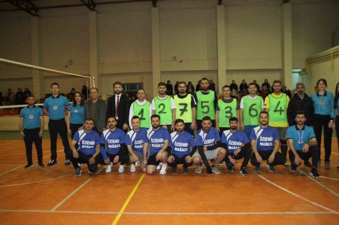 Malazgirt’te Depremzedeler Yararına Voleybol Turnuvası