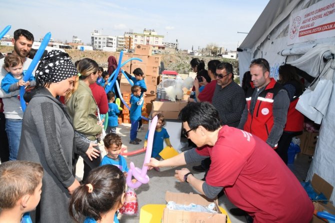 Türkiye’deki Güney Koreliler, Osmaniye’de Depremzede Çocukları Eğlendirdi