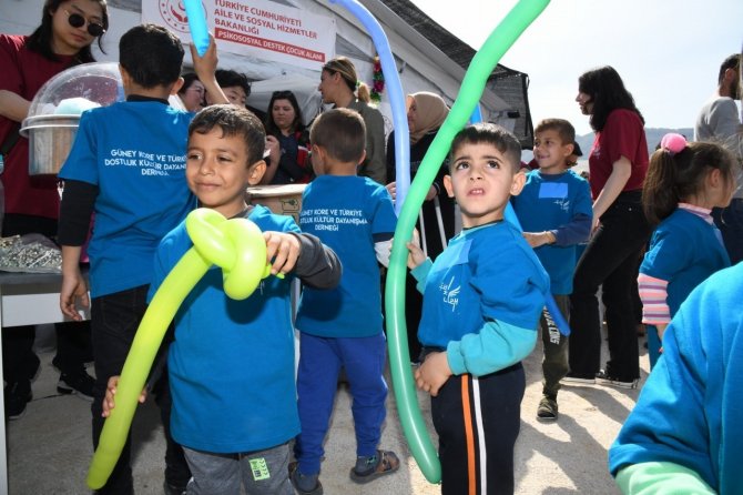 Türkiye’deki Güney Koreliler, Osmaniye’de Depremzede Çocukları Eğlendirdi