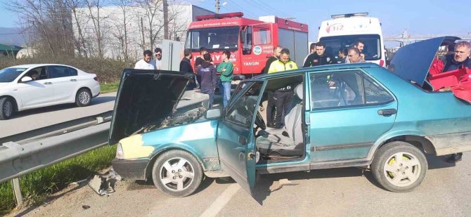 D-100’de Bariyerlere Çarpan Tofaş Kağıt Gibi Ezildi: 2 Yaralı