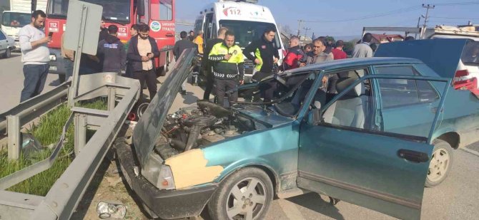 D-100’de Bariyerlere Çarpan Tofaş Kağıt Gibi Ezildi: 2 Yaralı