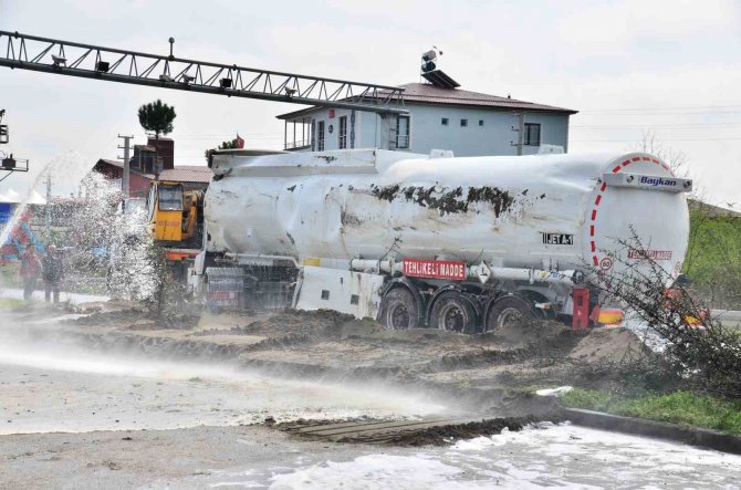 Benzin Yüklü Tanker Devrildi, Karayolu 6 Saat Trafiğe Kapatıldı