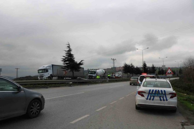 Samsun’da Otomobil Refüje Çarptı: 2 Yaralı