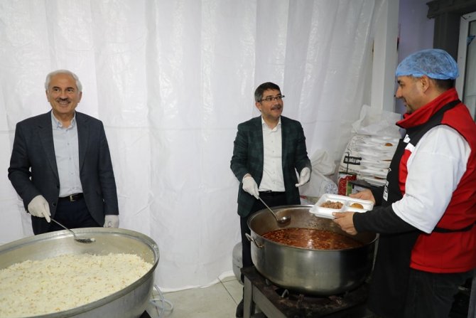 Şehzadeler Belediyesi Andırın’da Bin Kişilik İftar Sofrası Kurdu