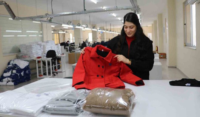 Depremzedeler İçin Örnek Çalışma: İ̇htiyaca Göre Üretip Gönderiyorlar