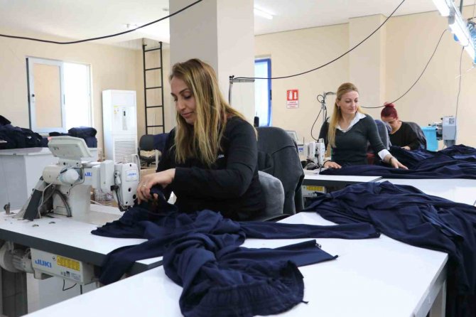 Depremzedeler İçin Örnek Çalışma: İ̇htiyaca Göre Üretip Gönderiyorlar