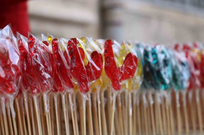 Sivas’ta Ramazanın Vazgeçilmezi ’Horoz Şekeri’ Raflarda Yerini Aldı.