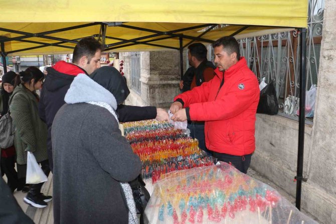 Sivas’ta Ramazanın Vazgeçilmezi ’Horoz Şekeri’ Raflarda Yerini Aldı.