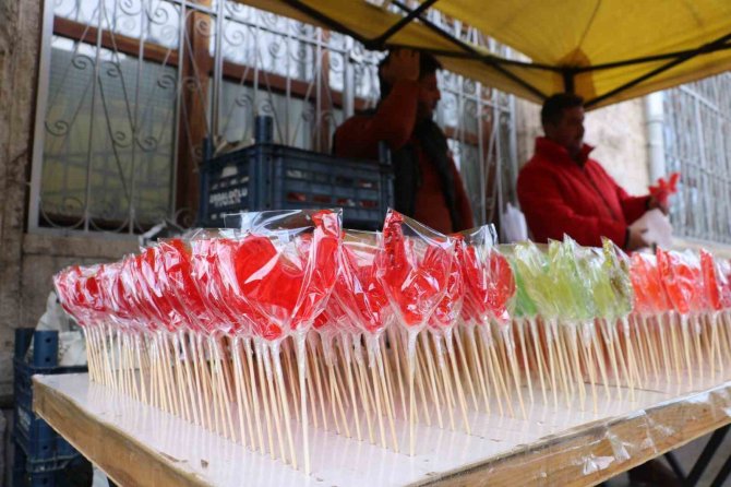 Sivas’ta Ramazanın Vazgeçilmezi ’Horoz Şekeri’ Raflarda Yerini Aldı.