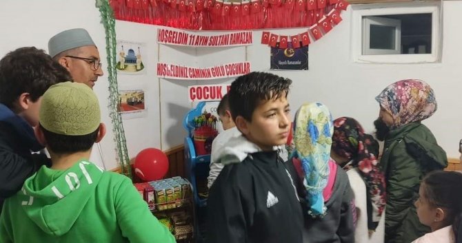 İ̇mam, Çocuklar İçin Camiye Bakkal Kurdu