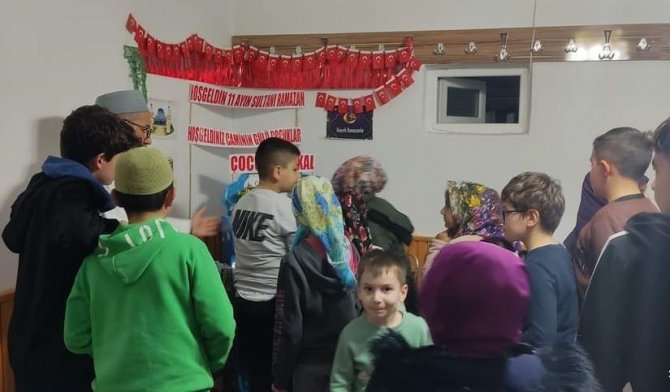 İ̇mam, Çocuklar İçin Camiye Bakkal Kurdu