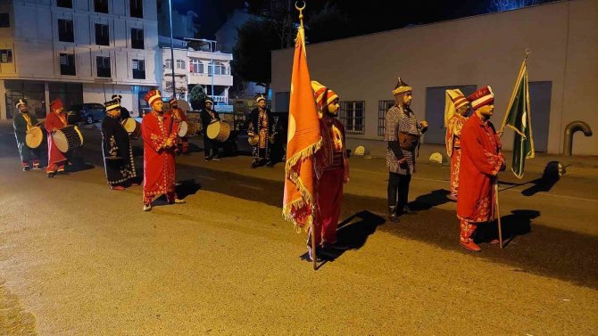 Mehteran Takımı Sahur İçin Sokağa İndi: Vatandaşlar Mehter Marşlarıyla Uyandı