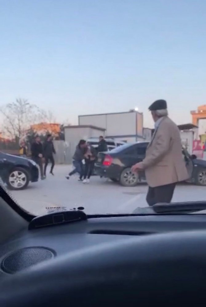 Sultanbeyli’de Uçan Tekmeli Yol Verme Kavgası Kamerada