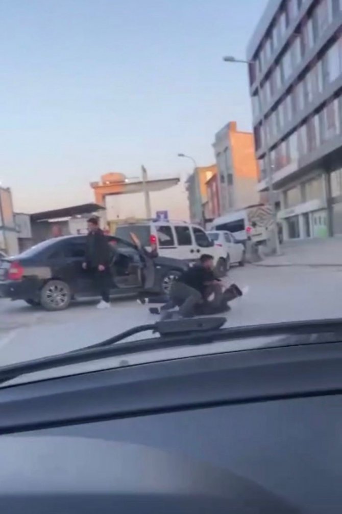 Sultanbeyli’de Uçan Tekmeli Yol Verme Kavgası Kamerada