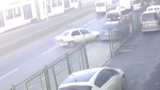 Sultangazi’de Kontrolden Çıkan Otomobil Kaldırımda Yürüyen Öğrencilere Böyle Çarptı