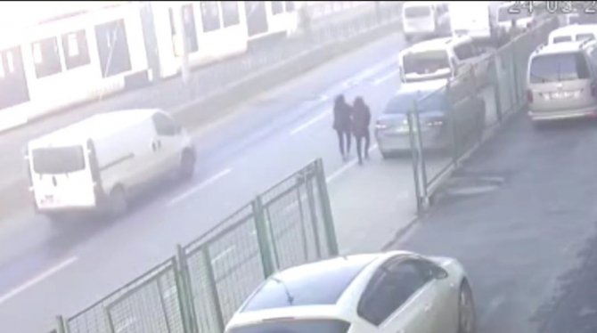 Sultangazi’de Kontrolden Çıkan Otomobil Kaldırımda Yürüyen Öğrencilere Böyle Çarptı