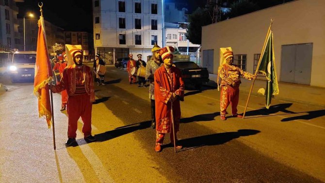 Mehteran Takımı Sahur İçin Sokağa İndi: Vatandaşlar Mehter Marşlarıyla Uyandı