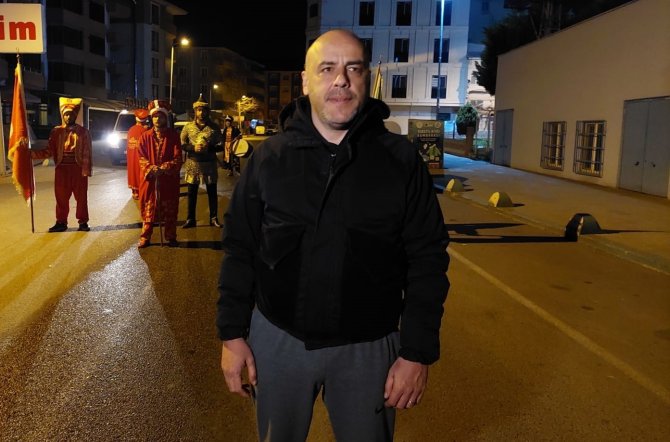 Mehteran Takımı Sahur İçin Sokağa İndi: Vatandaşlar Mehter Marşlarıyla Uyandı