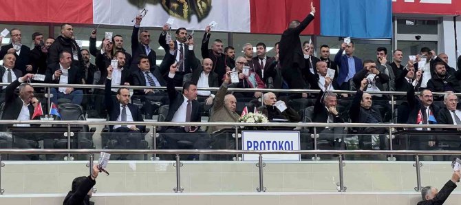 Trabzonspor’da Ahmet Ağaoğlu İle Yönetim Kurulu Mali Ve İdari Yönden İbra Edildi