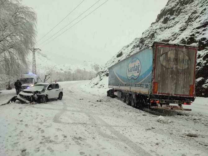 Kar Yağışı Kazaya Neden Oldu, İki Araç Çarpıştı: 2 Yaralı
