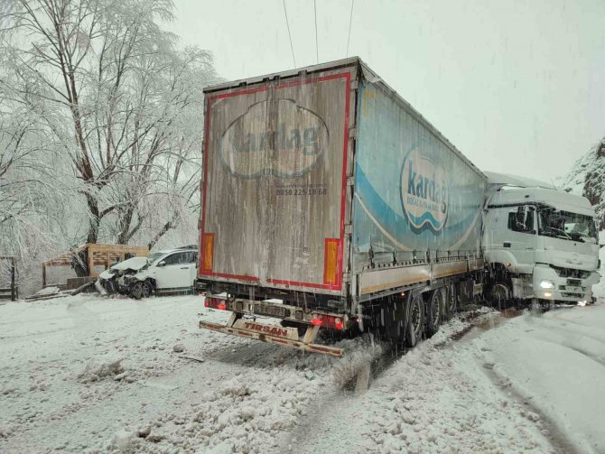Kar Yağışı Kazaya Neden Oldu, İki Araç Çarpıştı: 2 Yaralı