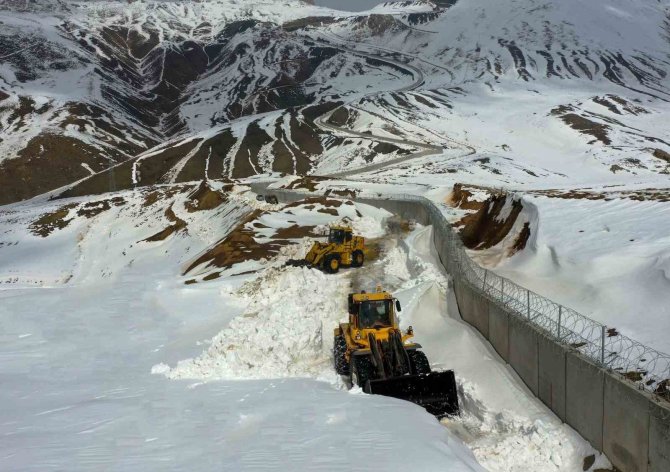 Van Büyükşehir Belediyesi’nden Sınırın Sıfır Noktasında Karla Mücadele Çalışması