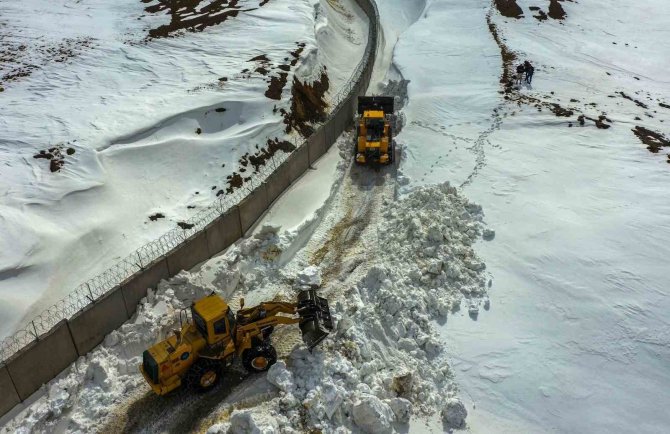 Van Büyükşehir Belediyesi’nden Sınırın Sıfır Noktasında Karla Mücadele Çalışması