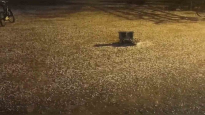 Yağmur Ve Dolu Yolları Dereye Çevirdi