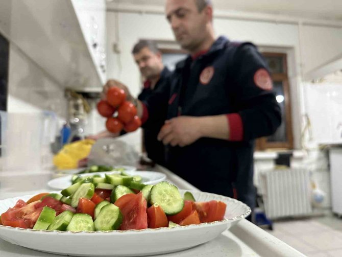 Deprem Bölgesindeki İtfaiyecilerin Buruk Sahuru