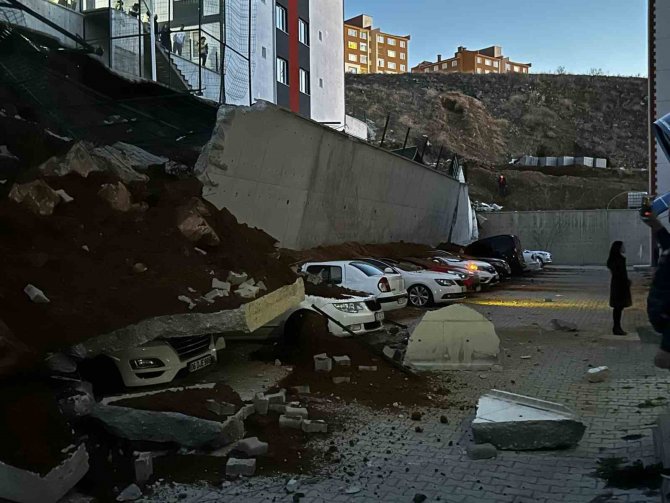 Yozgat’ta İstinat Duvarı Çöktü, 11 Araç Hasar Gördü