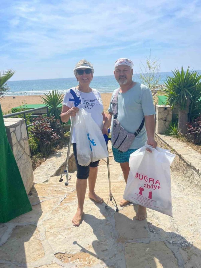 Türk Ve Alman Çift Her Gün Alanya Sahillerindeki Çöpleri Topluyor