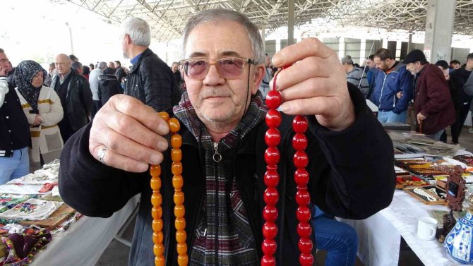 Antika Tutkunlarını Buluşturan Pazar Ziyaretçilerine Nostalji Yaşatıyor