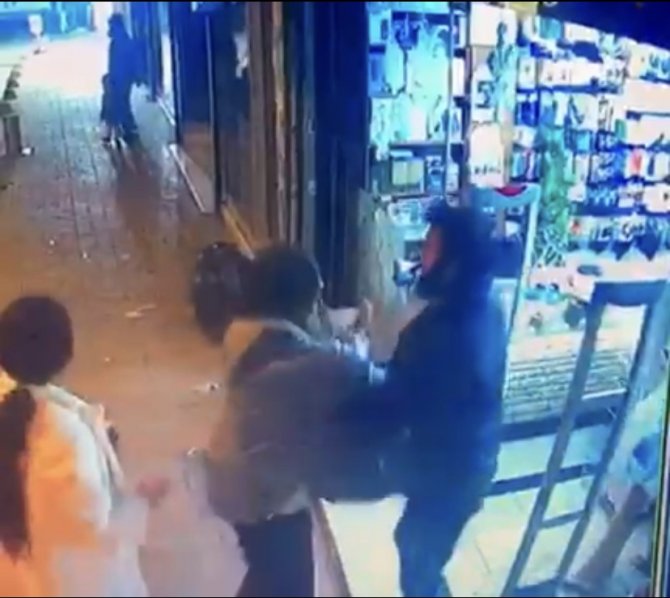 İ̇stanbul’da Kadınların Omuz Atma Kavgası Kamerada
