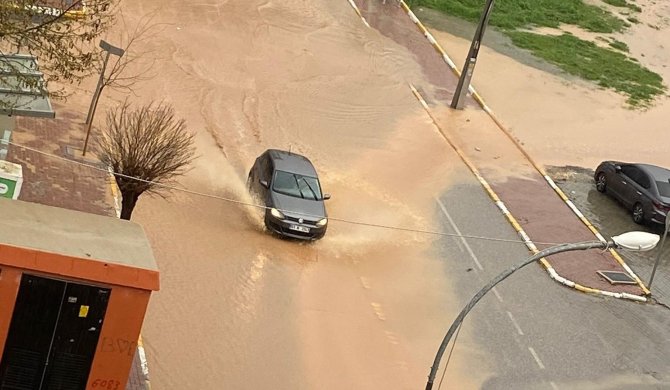 Şanlıurfa’da Sağanak Etkili Oldu, Yağışlar Ekipleri Alarma Geçirdi